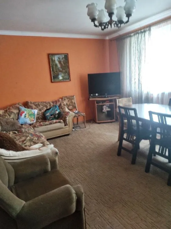 🏡продаётся газифицированная квартира на земле на два хозяина г. Енакиево днр посёлок северный, улица толбухина ✅общая площадь дома 119 м2 ✅участок 10 соток земли ✅в квартире четыре комнаты в доме три раздельные комнаты, одна проходная ✅просторная кухня с выходом на задний двор ✅есть гараж с ямой, летняя кухня и хоз постройки ✅участок ровный и ухоженный посажены плодовые деревья (вишня, черешня, яблоко, абрикос, груша, слива, персик). 🧾документы готовы 🔥собственник 💴цена: 5🍋800.000 рублей торг‼️ ☎️+7(949) 483-03-04 людмила 📨подписаться - фотография - 7