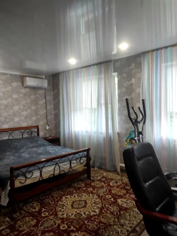 🏡продаётся газифицированная квартира на земле на два хозяина г. Енакиево днр посёлок северный, улица толбухина ✅общая площадь дома 119 м2 ✅участок 10 соток земли ✅в квартире четыре комнаты в доме три раздельные комнаты, одна проходная ✅просторная кухня с выходом на задний двор ✅есть гараж с ямой, летняя кухня и хоз постройки ✅участок ровный и ухоженный посажены плодовые деревья (вишня, черешня, яблоко, абрикос, груша, слива, персик). 🧾документы готовы 🔥собственник 💴цена: 5🍋800.000 рублей торг‼️ ☎️+7(949) 483-03-04 людмила 📨подписаться - фотография - 8