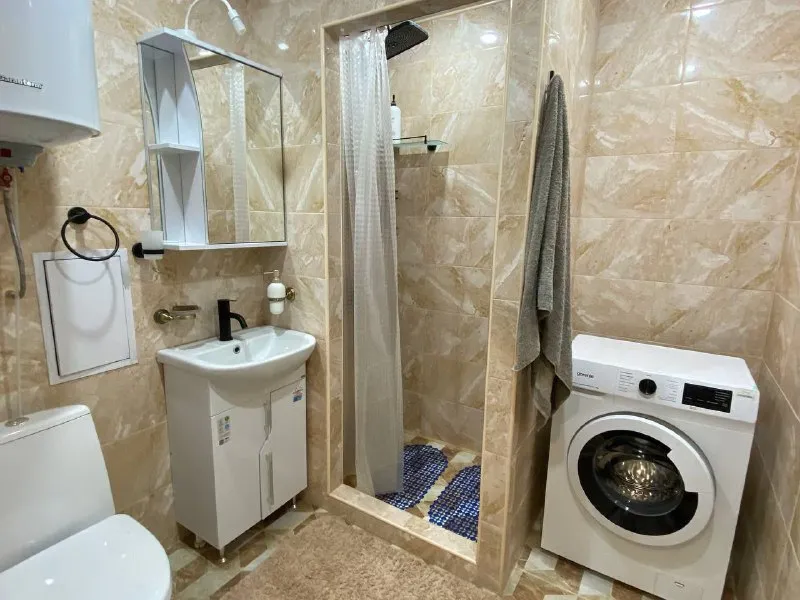 ❗️❗️❗️ посуточно, почасово квартира в харцызске ❗️❗️❗️ идеальная квартира для тех, кто ценит комфорт, чистоту и домашнюю атмосферу. • ☑️современный ремонт и стильный интерьер. • ☑️полностью оборудованная кухня со всем необходимым для приготовления вкусных блюд. • ☑️удобная двуспальная кровать с ортопедическим матрасом. • ☑️ стиральная машина, кондиционер, микроволновка, электрочайник. • ☑️высокоскоростной wi-fi и smart tv. • ☑️тропический душ. • ☑️ чистое постельное белье, полотенце, средства гигиены, фен, отпариватель. • ☑️лазерный проектор. • ☑️вода холодная, горячая 24/7 • ☑️ питьевая вода, чай, кофе, сахар, салфетки. • ☑️удобное расположение в тихом районе с развитой инфраструктурой. подарите себе и своей половинке незабываемый вечер в нашей уютной и романтичной квартире. ☎️ +79494289878 ( телеграм, ватсап) ☎️ +79490427404 аренда днр - фотография - 5