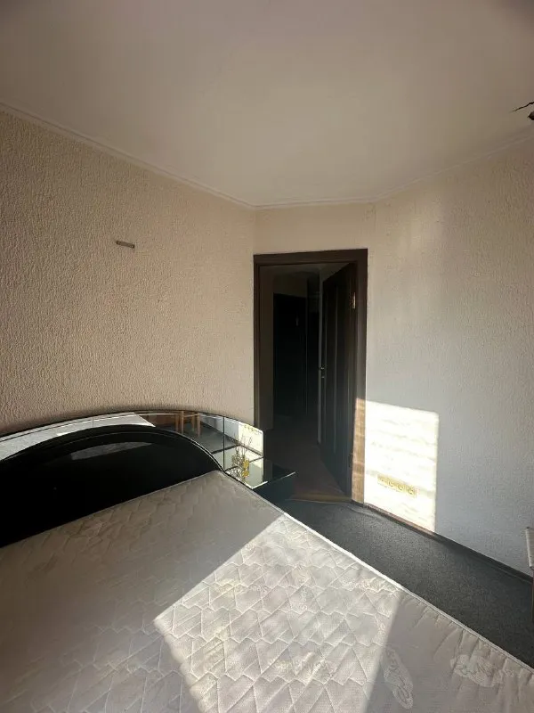 ‼️аренда! набережная, пл. конституции‼️ сдается 2х комнатная квартира. отличный ремонт, вода доходит, есть накопительная система воды!! сдается на длительный срок приличным жильцам. не военным, без животных! рядом супермаркет, в шаговой доступности пл. ленина, набережная. вид из окна на набережную. цена 30,000р + коммунальные! +79494181407 галина ан недвижимость днр - фотография - 4