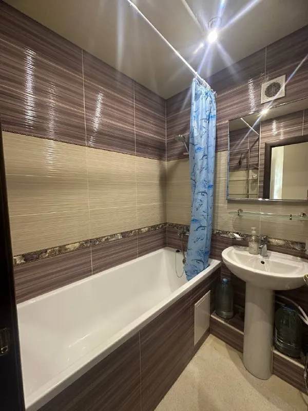 ‼️аренда! набережная, пл. конституции‼️ сдается 2х комнатная квартира. отличный ремонт, вода доходит, есть накопительная система воды!! сдается на длительный срок приличным жильцам. не военным, без животных! рядом супермаркет, в шаговой доступности пл. ленина, набережная. вид из окна на набережную. цена 30,000р + коммунальные! +79494181407 галина ан недвижимость днр - фотография - 5