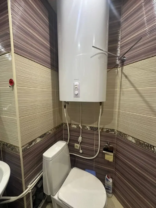 ‼️аренда! набережная, пл. конституции‼️ сдается 2х комнатная квартира. отличный ремонт, вода доходит, есть накопительная система воды!! сдается на длительный срок приличным жильцам. не военным, без животных! рядом супермаркет, в шаговой доступности пл. ленина, набережная. вид из окна на набережную. цена 30,000р + коммунальные! +79494181407 галина ан недвижимость днр - фотография - 6