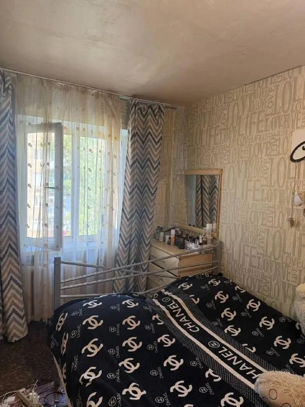 ‼️продажа квартиры‼️ 🏡продам 3-трехкомнатную квартиру г. харцызск днр черемушки верх мкр-н металлургов 5 ✅этажность–4/5 жилого дома ✅квартира неугловая с/у раздельный, окна пластик, нагревательный бак, состояние жилое ✅в квартире остаётся частично мебель ✅район хороший, всё рядом 🧾документы готовы 🔥собственник 💴цена: 3🍋350.000 рублей ☎️+7(949) 394-69-12 📨подписаться - фотография - 2