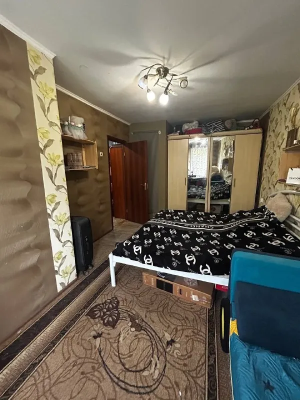 ‼️продажа квартиры‼️ 🏡продам 3-трехкомнатную квартиру г. харцызск днр черемушки верх мкр-н металлургов 5 ✅этажность–4/5 жилого дома ✅квартира неугловая с/у раздельный, окна пластик, нагревательный бак, состояние жилое ✅в квартире остаётся частично мебель ✅район хороший, всё рядом 🧾документы готовы 🔥собственник 💴цена: 3🍋350.000 рублей ☎️+7(949) 394-69-12 📨подписаться - фотография - 3