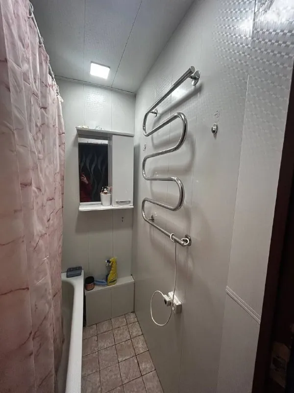 ‼️продажа квартиры‼️ 🏡продам 3-трехкомнатную квартиру г. харцызск днр черемушки верх мкр-н металлургов 5 ✅этажность–4/5 жилого дома ✅квартира неугловая с/у раздельный, окна пластик, нагревательный бак, состояние жилое ✅в квартире остаётся частично мебель ✅район хороший, всё рядом 🧾документы готовы 🔥собственник 💴цена: 3🍋350.000 рублей ☎️+7(949) 394-69-12 📨подписаться - фотография - 4