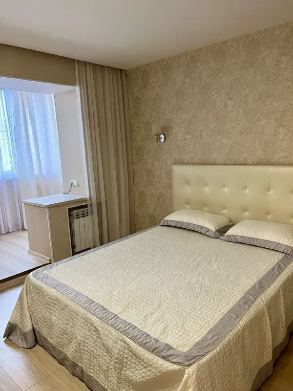 сдается двухкомнатная квартира 🌇донецк в буденновском районе, микрорайон донской ул. независимости📍 ✅уютная крупногабаритная квартира на четвёртом этаже ждёт новых жильцов. ✅развитая инфраструктура - супермаркет караван, фитнес клуб спорт макс, кафе базилик, магазины и т д 👍здесь есть всё для комфортного проживания: телевизор, кондиционер, стиральная машина, холодильник, а также водонагревательный бак и накопительный бак на 550 литров, что гарантирует наличие воды в любое время. ✅скоростной интернет wifi ✅квартира идеально подойдёт чистоплотным людям, готовым соблюдать порядок. проживание с животными не предусмотрено 💰цена 45 000₽ ( коммунальные платежи включены) + залог+ комиссия агентства 📲☎️+79493523316 подписаться | дать объявление - фотография - 2