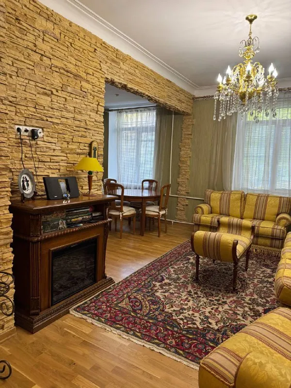 продам 2 ком квартиру киевский район (за веткой₽) трудовой аллеи 12 остановка «киевский исполком» этаж 1/3 высокий цоколь общая площадь 56 крупногабартная студия, пластиковые окна, решетки, не угловая евро ремонт встроенная кухня, мебель, техника все остаётся документы готовы фотографии реальные собственник в донецке 5 800 000₽ с торгом +79494113097 as_01vva telegram - фотография - 3