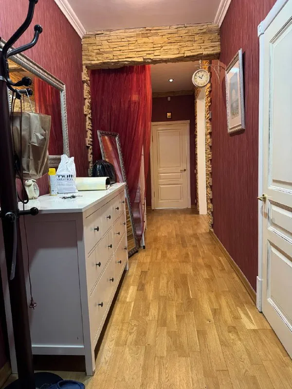 продам 2 ком квартиру киевский район (за веткой₽) трудовой аллеи 12 остановка «киевский исполком» этаж 1/3 высокий цоколь общая площадь 56 крупногабартная студия, пластиковые окна, решетки, не угловая евро ремонт встроенная кухня, мебель, техника все остаётся документы готовы фотографии реальные собственник в донецке 5 800 000₽ с торгом +79494113097 as_01vva telegram - фотография - 5