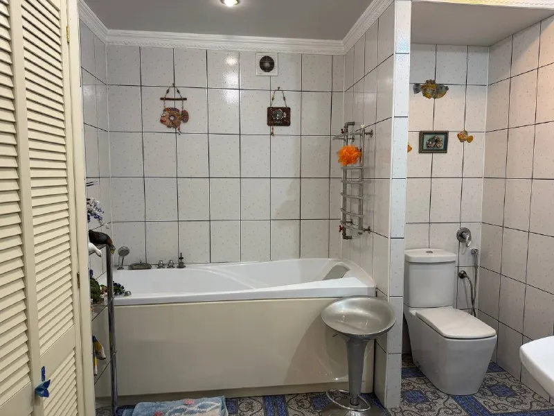 продам 2 ком квартиру киевский район (за веткой₽) трудовой аллеи 12 остановка «киевский исполком» этаж 1/3 высокий цоколь общая площадь 56 крупногабартная студия, пластиковые окна, решетки, не угловая евро ремонт встроенная кухня, мебель, техника все остаётся документы готовы фотографии реальные собственник в донецке 5 800 000₽ с торгом +79494113097 as_01vva telegram - фотография - 9