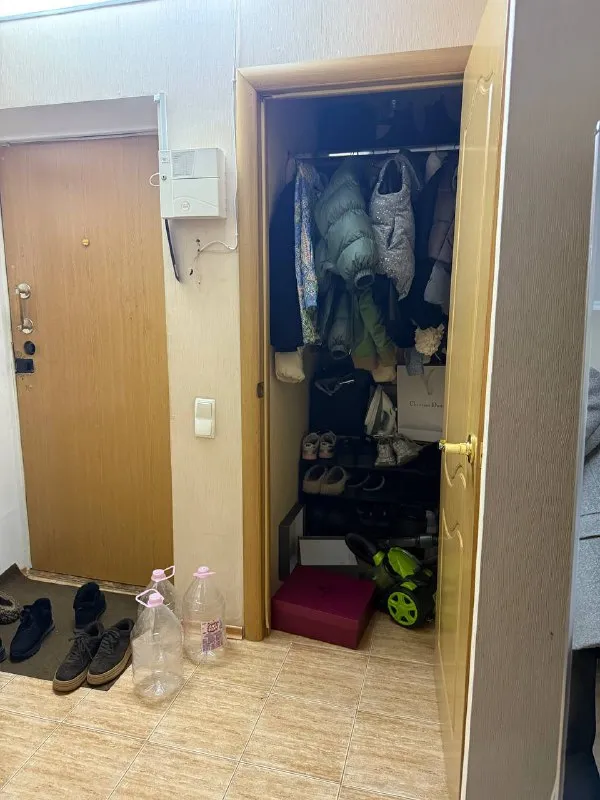 продам 1 ком квартиру центр города ворошиловский район площадь ленина комсомольский 27 дом шато 4/9 этаж общая площадь 36м2 крупногабаритная квартира +небольшая гардеробная хорошее состояние, ванна в кафеле фотографии реальные документы готовы 4 800 000₽ с небольшим торгом +79494113097 @as_01vva telegram - фотография - 3