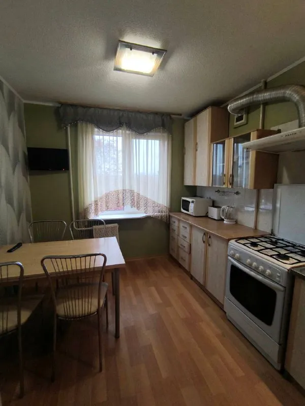 сдается 3х-комнатная квартира 🌇город донецк, на ул. прожекторной (рядом с рестораном "бирстаун")📍 ✅этаж: 3/9. ✅дом: кооперативный, ухоженный, чистый подъезд. ✅квартира в хорошем состоянии, комнаты и санузел раздельные ✅полностью меблирована, оснащена новой бытовой техникой. есть бойлер 💦водоснабжение по графику ✅отличная транспортная доступность - рядом: рынок, супермаркеты, школа, детские сады. 💰цена аренды 50 000 ₽ + к/у. 📲☎️ +7 (949) 400-87-03 ольга, центр недвижимости "мир", подписаться | дать объявление - фотография - 4