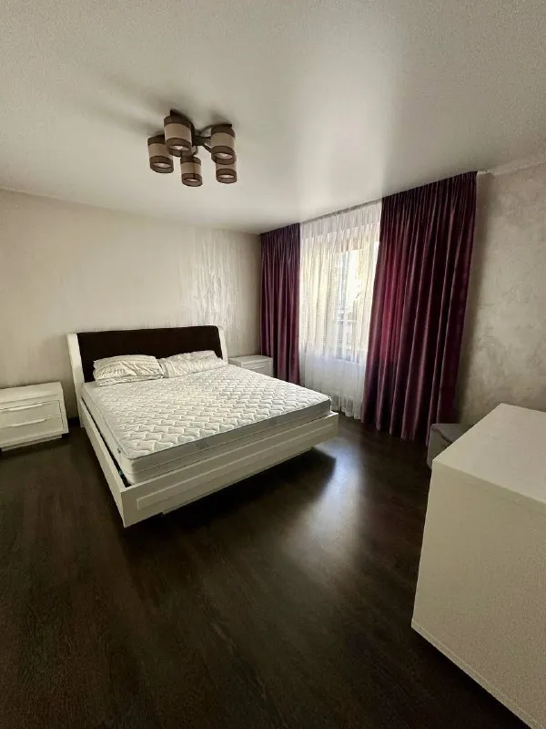 ❣️сдается посуточно 2-комнатная квартира в ворошиловском районе. ✨полностью новый ремонт, мебель и техника! 💵 стоимость аренды: от 5500 руб. /сутки. цена зависит от количества гостей и продолжительности проживания. 📍центр донецка удобное расположение. рядом: «авоська», аптека, остановки общественного транспорта, парковка для автомобилей. 🍽 отдельная кухня: укомплектована всем необходимым: мойка, микроволновка, газовая плита, духовка, электрочайник и т. д. 🛏 две изолированные комнаты: • уютная спальня с большой кроватью. • просторная гостиная: раскладной диван, телевизор, кондиционер, вместительный шкаф-купе. 🔥 отличный вариант для комфортного проживания в центре города! 📱по вопросам и бронированию: 📲@vika_rent или ☎️+79290903473 недвижимость днр - фотография - 2