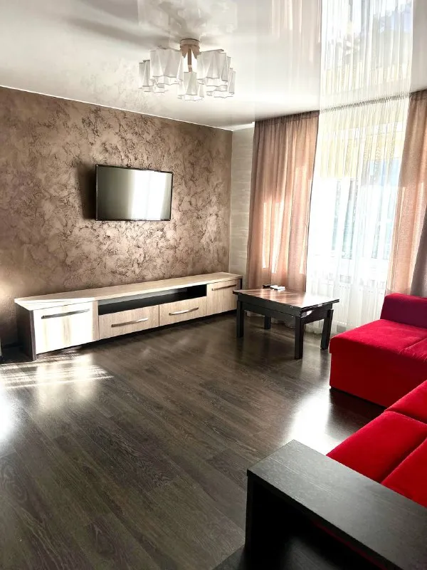 ❣️сдается посуточно 2-комнатная квартира в ворошиловском районе. ✨полностью новый ремонт, мебель и техника! 💵 стоимость аренды: от 5500 руб. /сутки. цена зависит от количества гостей и продолжительности проживания. 📍центр донецка удобное расположение. рядом: «авоська», аптека, остановки общественного транспорта, парковка для автомобилей. 🍽 отдельная кухня: укомплектована всем необходимым: мойка, микроволновка, газовая плита, духовка, электрочайник и т. д. 🛏 две изолированные комнаты: • уютная спальня с большой кроватью. • просторная гостиная: раскладной диван, телевизор, кондиционер, вместительный шкаф-купе. 🔥 отличный вариант для комфортного проживания в центре города! 📱по вопросам и бронированию: 📲@vika_rent или ☎️+79290903473 недвижимость днр - фотография - 4