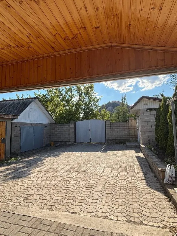 ‼️продажа дома‼️ 🏡продаётся дом г. макеевка днр червоногвардейский р-н посёлок красных партизан 🗺ориентир: магазин «макарошка» ✅общая площадь–102 м2 ✅участок–10 соток земли ✅в доме три жилые комнаты, кухня, санузел санузел и кухня отделаны кафелем ✅заменены проводка, отопление, водопровод окна пластиковые ✅два вида отопления, твердотопливный и электрокотел ✅есть гараж, мастерская, летний душ, колодец беседка, навес для авто ✅плодовые деревья, хвойные насаждения, двор уложен плиткой 🔥собственник 💴цена: 8🍋000.000 рублей торг‼️ ☎️+7(949) 406-99-62 наталья 📨подписаться - фотография - 2