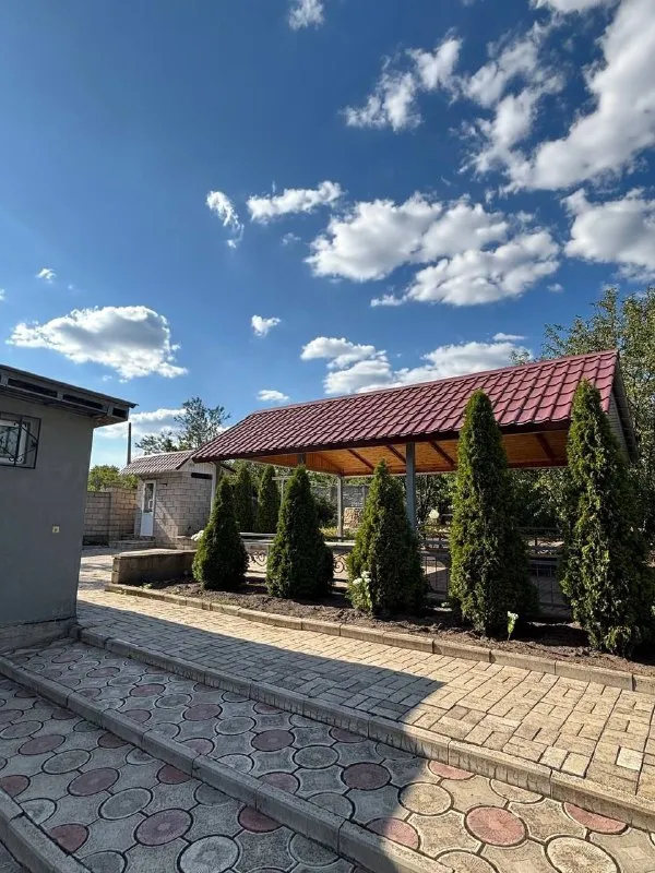‼️продажа дома‼️ 🏡продаётся дом г. макеевка днр червоногвардейский р-н посёлок красных партизан 🗺ориентир: магазин «макарошка» ✅общая площадь–102 м2 ✅участок–10 соток земли ✅в доме три жилые комнаты, кухня, санузел санузел и кухня отделаны кафелем ✅заменены проводка, отопление, водопровод окна пластиковые ✅два вида отопления, твердотопливный и электрокотел ✅есть гараж, мастерская, летний душ, колодец беседка, навес для авто ✅плодовые деревья, хвойные насаждения, двор уложен плиткой 🔥собственник 💴цена: 8🍋000.000 рублей торг‼️ ☎️+7(949) 406-99-62 наталья 📨подписаться - фотография - 3
