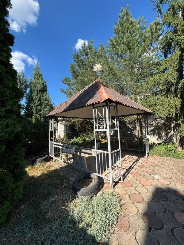 ‼️продажа дома‼️ 🏡продаётся дом г. макеевка днр червоногвардейский р-н посёлок красных партизан 🗺ориентир: магазин «макарошка» ✅общая площадь–102 м2 ✅участок–10 соток земли ✅в доме три жилые комнаты, кухня, санузел санузел и кухня отделаны кафелем ✅заменены проводка, отопление, водопровод окна пластиковые ✅два вида отопления, твердотопливный и электрокотел ✅есть гараж, мастерская, летний душ, колодец беседка, навес для авто ✅плодовые деревья, хвойные насаждения, двор уложен плиткой 🔥собственник 💴цена: 8🍋000.000 рублей торг‼️ ☎️+7(949) 406-99-62 наталья 📨подписаться - фотография - 4