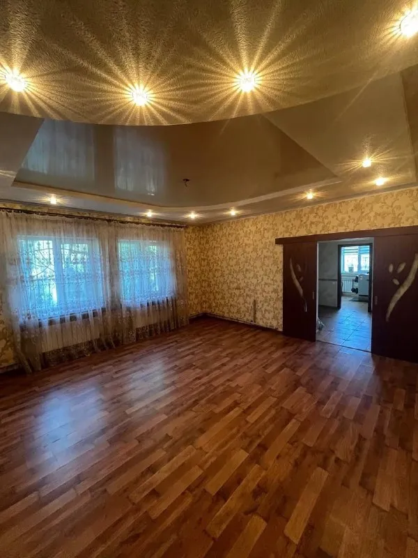 ‼️продажа дома‼️ 🏡продаётся дом г. макеевка днр червоногвардейский р-н посёлок красных партизан 🗺ориентир: магазин «макарошка» ✅общая площадь–102 м2 ✅участок–10 соток земли ✅в доме три жилые комнаты, кухня, санузел санузел и кухня отделаны кафелем ✅заменены проводка, отопление, водопровод окна пластиковые ✅два вида отопления, твердотопливный и электрокотел ✅есть гараж, мастерская, летний душ, колодец беседка, навес для авто ✅плодовые деревья, хвойные насаждения, двор уложен плиткой 🔥собственник 💴цена: 8🍋000.000 рублей торг‼️ ☎️+7(949) 406-99-62 наталья 📨подписаться - фотография - 6