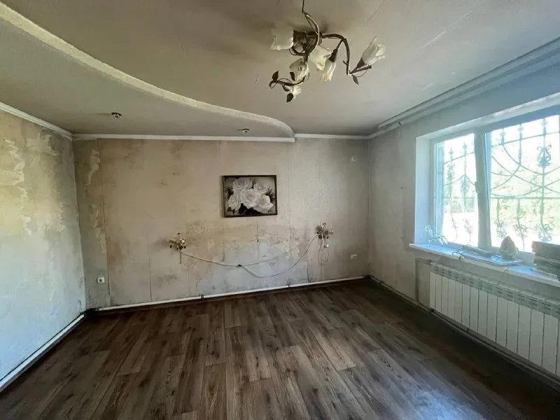 ‼️продажа дома‼️ 🏡продаётся дом г. макеевка днр червоногвардейский р-н посёлок красных партизан 🗺ориентир: магазин «макарошка» ✅общая площадь–102 м2 ✅участок–10 соток земли ✅в доме три жилые комнаты, кухня, санузел санузел и кухня отделаны кафелем ✅заменены проводка, отопление, водопровод окна пластиковые ✅два вида отопления, твердотопливный и электрокотел ✅есть гараж, мастерская, летний душ, колодец беседка, навес для авто ✅плодовые деревья, хвойные насаждения, двор уложен плиткой 🔥собственник 💴цена: 8🍋000.000 рублей торг‼️ ☎️+7(949) 406-99-62 наталья 📨подписаться - фотография - 7