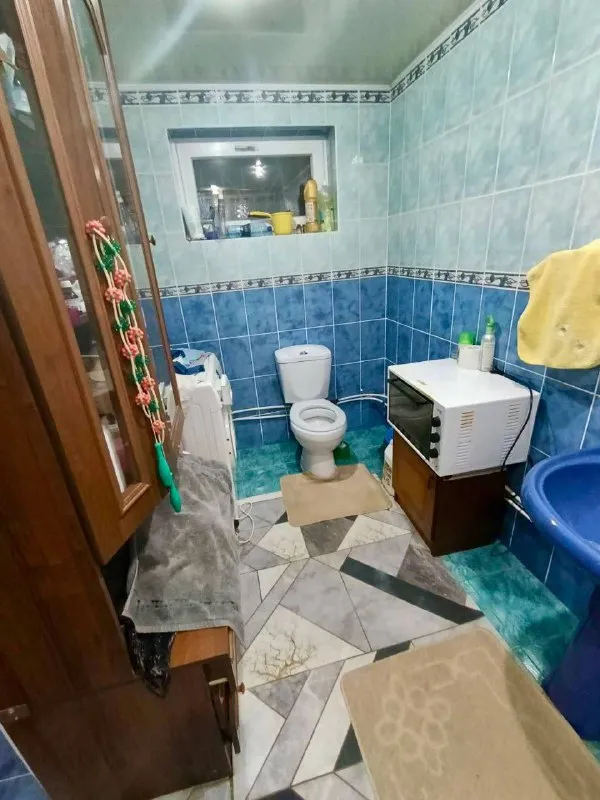 Енакиево. Продается газифицированный дом, на поселке «криничка», со всеми удобствами, общая площадь 74 кв. М. Дом- заходи и живи. Большая кухня-столовая, 2 комнаты, ванная комната, большая прихожая. Отопление газовое. Земельный участок 8 соток, на участке: дом, гостевой домик, большой гараж, сарай, летний душ, огород. Придомовая территория ухоженная: цветы, плодовые деревья. Удобное расположение дома, магазины, садик, школа, все в шаговой доступности. Вода есть 24/7 цена 4.5 🍋 все вопросы по телефону: +79493503938 - фотография - 2