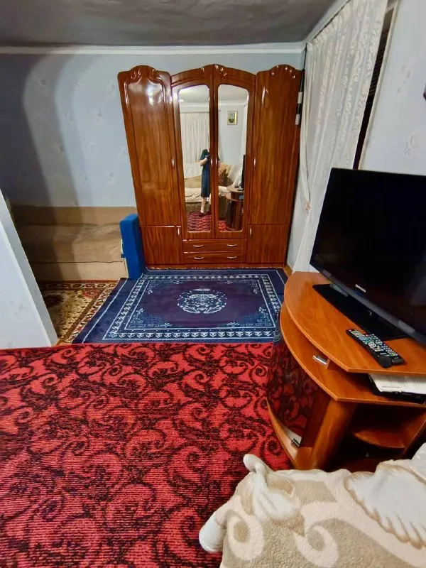 Енакиево. Продается газифицированный дом, на поселке «криничка», со всеми удобствами, общая площадь 74 кв. М. Дом- заходи и живи. Большая кухня-столовая, 2 комнаты, ванная комната, большая прихожая. Отопление газовое. Земельный участок 8 соток, на участке: дом, гостевой домик, большой гараж, сарай, летний душ, огород. Придомовая территория ухоженная: цветы, плодовые деревья. Удобное расположение дома, магазины, садик, школа, все в шаговой доступности. Вода есть 24/7 цена 4.5 🍋 все вопросы по телефону: +79493503938 - фотография - 3