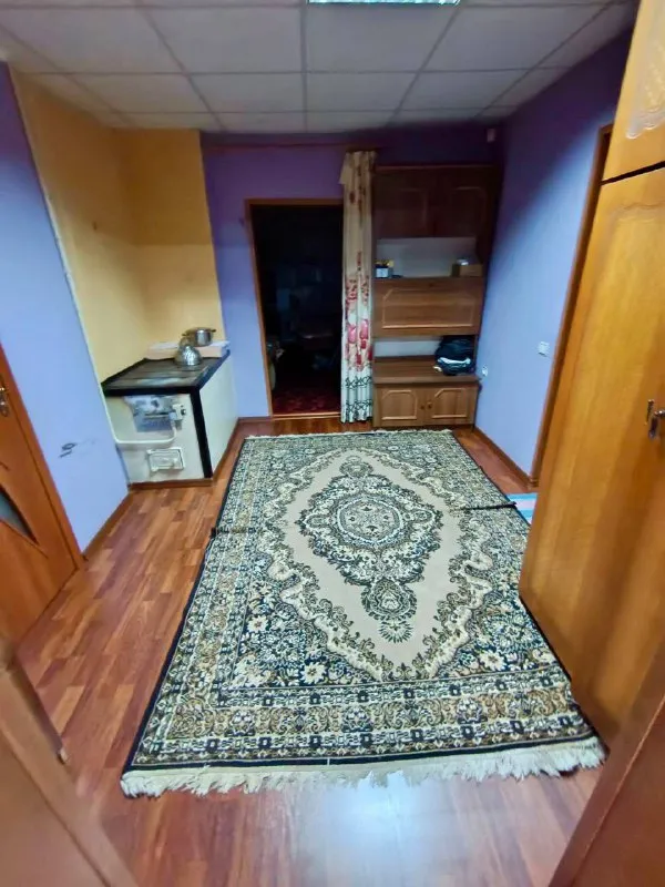 Енакиево. Продается газифицированный дом, на поселке «криничка», со всеми удобствами, общая площадь 74 кв. М. Дом- заходи и живи. Большая кухня-столовая, 2 комнаты, ванная комната, большая прихожая. Отопление газовое. Земельный участок 8 соток, на участке: дом, гостевой домик, большой гараж, сарай, летний душ, огород. Придомовая территория ухоженная: цветы, плодовые деревья. Удобное расположение дома, магазины, садик, школа, все в шаговой доступности. Вода есть 24/7 цена 4.5 🍋 все вопросы по телефону: +79493503938 - фотография - 5