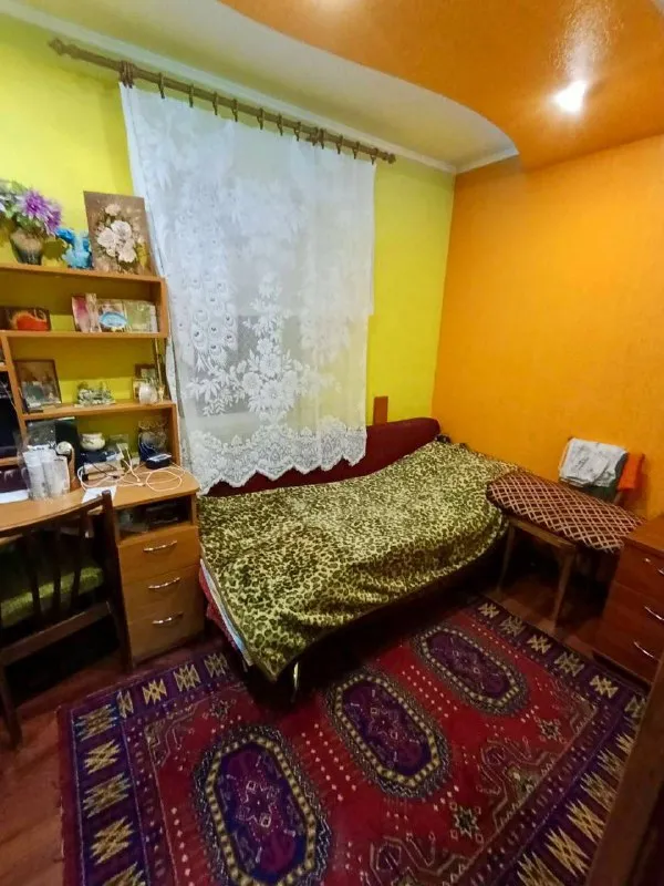 Енакиево. Продается газифицированный дом, на поселке «криничка», со всеми удобствами, общая площадь 74 кв. М. Дом- заходи и живи. Большая кухня-столовая, 2 комнаты, ванная комната, большая прихожая. Отопление газовое. Земельный участок 8 соток, на участке: дом, гостевой домик, большой гараж, сарай, летний душ, огород. Придомовая территория ухоженная: цветы, плодовые деревья. Удобное расположение дома, магазины, садик, школа, все в шаговой доступности. Вода есть 24/7 цена 4.5 🍋 все вопросы по телефону: +79493503938 - фотография - 6