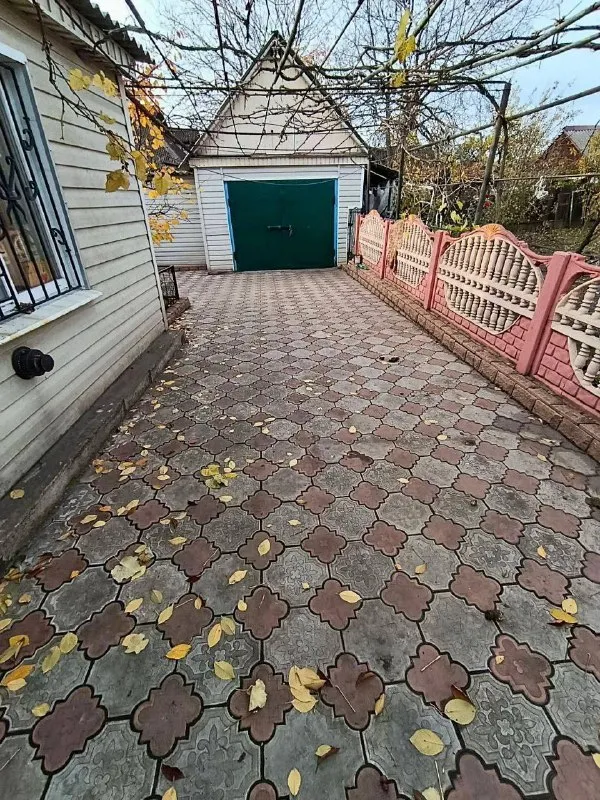 Енакиево. Продается газифицированный дом, на поселке «криничка», со всеми удобствами, общая площадь 74 кв. М. Дом- заходи и живи. Большая кухня-столовая, 2 комнаты, ванная комната, большая прихожая. Отопление газовое. Земельный участок 8 соток, на участке: дом, гостевой домик, большой гараж, сарай, летний душ, огород. Придомовая территория ухоженная: цветы, плодовые деревья. Удобное расположение дома, магазины, садик, школа, все в шаговой доступности. Вода есть 24/7 цена 4.5 🍋 все вопросы по телефону: +79493503938 - фотография - 7