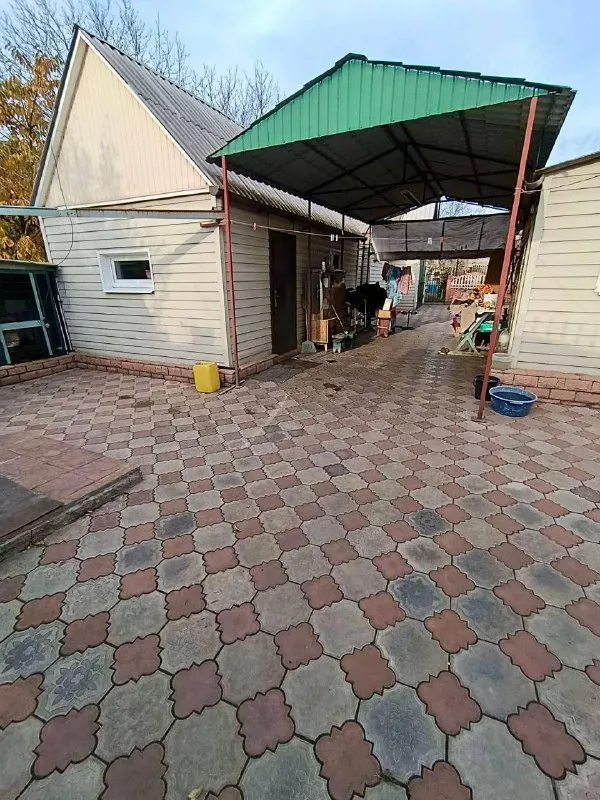 Енакиево. Продается газифицированный дом, на поселке «криничка», со всеми удобствами, общая площадь 74 кв. М. Дом- заходи и живи. Большая кухня-столовая, 2 комнаты, ванная комната, большая прихожая. Отопление газовое. Земельный участок 8 соток, на участке: дом, гостевой домик, большой гараж, сарай, летний душ, огород. Придомовая территория ухоженная: цветы, плодовые деревья. Удобное расположение дома, магазины, садик, школа, все в шаговой доступности. Вода есть 24/7 цена 4.5 🍋 все вопросы по телефону: +79493503938 - фотография - 8