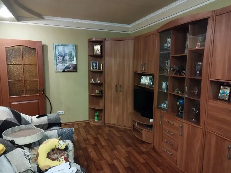 💥продажа 2к. кв. 📍ул. артема, ориентир: 20я горбольница общая площадь 41 кв. м. продам 2к. квартиру на 1м этаж 5ти этажного дома. цоколь высокий. дом находится во дворе. окна выходят во двор. есть парковочное место. комнаты раздельные, санузел совмещенный. в квартире сделан качественный косметический ремонт: окна мпо, поменяны трубы в санузел. продажа с мебелью и техникой. квартира теплая, сухая. так же в квартире сделано утепление полов под линолеум. цена продажи: 4 500 000 рублей ☎️тел: + 79494991069 ( whatsapp, тelegram, viber) ✅подписывайтесь на нас, и будь в курсе событий на рынке недвижимости: https://vk. com/club112971253 - фотография - 2