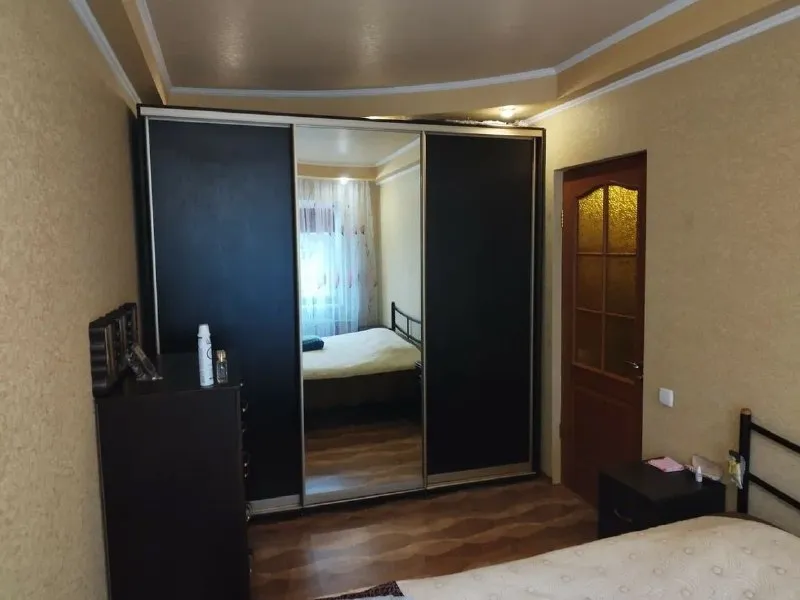 💥продажа 2к. кв. 📍ул. артема, ориентир: 20я горбольница общая площадь 41 кв. м. продам 2к. квартиру на 1м этаж 5ти этажного дома. цоколь высокий. дом находится во дворе. окна выходят во двор. есть парковочное место. комнаты раздельные, санузел совмещенный. в квартире сделан качественный косметический ремонт: окна мпо, поменяны трубы в санузел. продажа с мебелью и техникой. квартира теплая, сухая. так же в квартире сделано утепление полов под линолеум. цена продажи: 4 500 000 рублей ☎️тел: + 79494991069 ( whatsapp, тelegram, viber) ✅подписывайтесь на нас, и будь в курсе событий на рынке недвижимости: https://vk. com/club112971253 - фотография - 3