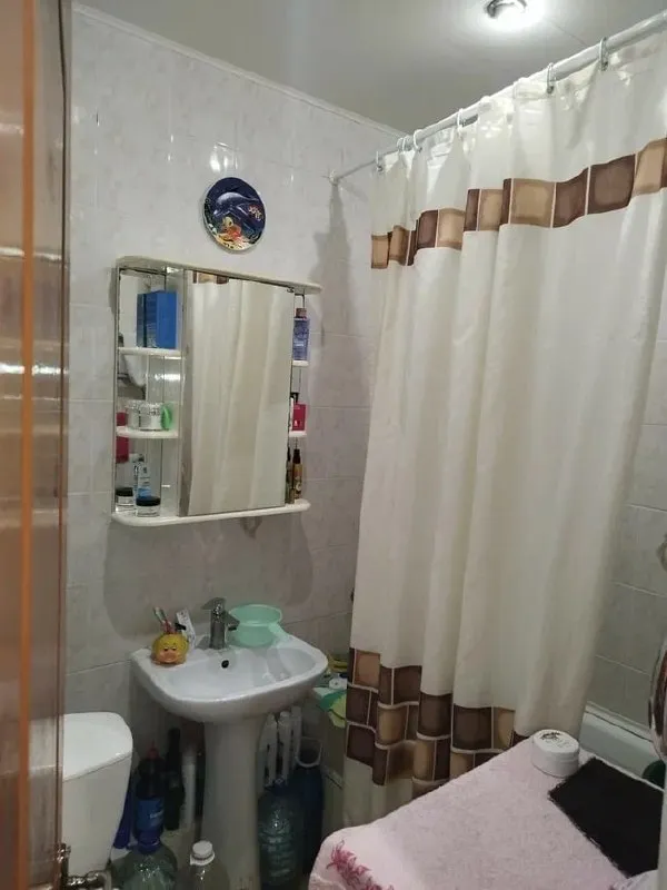 💥продажа 2к. кв. 📍ул. артема, ориентир: 20я горбольница общая площадь 41 кв. м. продам 2к. квартиру на 1м этаж 5ти этажного дома. цоколь высокий. дом находится во дворе. окна выходят во двор. есть парковочное место. комнаты раздельные, санузел совмещенный. в квартире сделан качественный косметический ремонт: окна мпо, поменяны трубы в санузел. продажа с мебелью и техникой. квартира теплая, сухая. так же в квартире сделано утепление полов под линолеум. цена продажи: 4 500 000 рублей ☎️тел: + 79494991069 ( whatsapp, тelegram, viber) ✅подписывайтесь на нас, и будь в курсе событий на рынке недвижимости: https://vk. com/club112971253 - фотография - 7