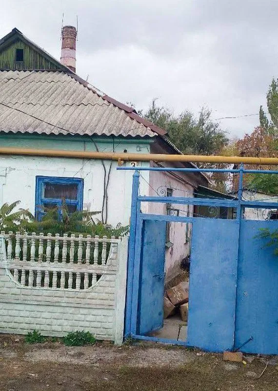 продажа дома (квартиры на земле) в куйбышевском районе города донецка. основные характеристики: • тип: квартира на земле. • расположение: куйбышевский район, донецк. • площадь дома: 43 квадратных метра. • коммуникации: газ, вода, канализация – все есть. • состояние: жилое, но требуется косметический ремонт. • мебель: вся мебель остается. • ремонт и улучшения: 1)поменяна сантехника. 2)установлен бойлер. 3)заменены водопроводные трубы на пластиковые. • особенности: дом очень теплый, есть собственная земля с возможностью обустройства зоны отдыха. • цена: 1 750 000 рублей. для получения дополнительной информации и по всем вопросам следует обращаться по телефону +79496142253 (оксана). - фотография - 5