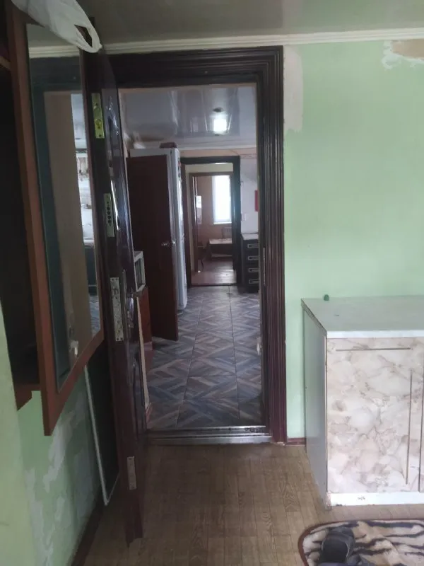 продам 1/2 часть финского дома (квартира на земле) 🌇донецк, петровский р-н, ул. летняя. 📍 🏡дом общей площадью 72 м2, состоит из  трех жилых комнат, санузла, кухни, прихожей. ⛽ газифицирован, отопление индивидуальное газ. котел, окна пластик. 💦вода в доме и во дворе. дом очень уютный, но требует небольших вложений. 🌎участок земли 6 соток с плодовыми деревьями, гараж, хоз. постройка. ❗хорошее местоположение: в шаговой доступности: садик, школа, рынок, магазины и остановка общественного транспорта. 📑документы готовы, задолжностей нет, владелец в донецке. 💰цена 2 700 000 ₽ + агентские. торг после просмотра 📲☎+79494706765 андрей ан. подписаться  |  дать объявление - фотография - 2