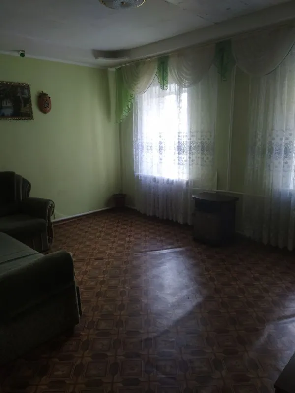 продам 1/2 часть финского дома (квартира на земле) 🌇донецк, петровский р-н, ул. летняя. 📍 🏡дом общей площадью 72 м2, состоит из  трех жилых комнат, санузла, кухни, прихожей. ⛽ газифицирован, отопление индивидуальное газ. котел, окна пластик. 💦вода в доме и во дворе. дом очень уютный, но требует небольших вложений. 🌎участок земли 6 соток с плодовыми деревьями, гараж, хоз. постройка. ❗хорошее местоположение: в шаговой доступности: садик, школа, рынок, магазины и остановка общественного транспорта. 📑документы готовы, задолжностей нет, владелец в донецке. 💰цена 2 700 000 ₽ + агентские. торг после просмотра 📲☎+79494706765 андрей ан. подписаться  |  дать объявление - фотография - 4