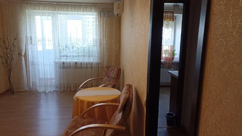 продам двухкомнатную квартиру 🌇донецк, площадь бакинских комиссаров (кольцо)📍 ✅общая квадратура: 44/30/6 кв. ✅не угловая ✅дом кирпичный. ✅этажность 5/5эт. ✅есть чердак, крыша шиферная, скатная. не течёт. окна пластиковые. балкон застеклён. 👍в квартире поменяна вся электропроводка, счётчик, ввод в квартиру: радиаторы ( биме. .. emoji>сантехника в идеальном состоянии квартира светлая, тёплая, уютная, продается с мебелью ❗️квартира расположена близко к центру, хорошая транспортная развязка. остановки в шаговой доступности. 👍из окна прекрасный вид на центр города.   📑документы внесены в росреестр, прописаных нет. собственник в городе. 💰цена : 4.700.000 ₽ 📲☎️+79496455686 подписаться | дать объявление - фотография - 4