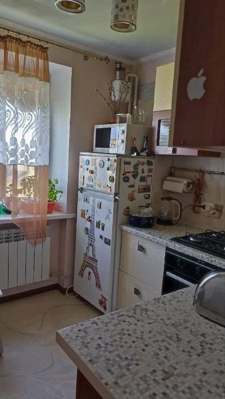 продам двухкомнатную квартиру 🌇донецк, площадь бакинских комиссаров (кольцо)📍 ✅общая квадратура: 44/30/6 кв. ✅не угловая ✅дом кирпичный. ✅этажность 5/5эт. ✅есть чердак, крыша шиферная, скатная. не течёт. окна пластиковые. балкон застеклён. 👍в квартире поменяна вся электропроводка, счётчик, ввод в квартиру: радиаторы ( биме. .. emoji>сантехника в идеальном состоянии квартира светлая, тёплая, уютная, продается с мебелью ❗️квартира расположена близко к центру, хорошая транспортная развязка. остановки в шаговой доступности. 👍из окна прекрасный вид на центр города.   📑документы внесены в росреестр, прописаных нет. собственник в городе. 💰цена : 4.700.000 ₽ 📲☎️+79496455686 подписаться | дать объявление - фотография - 5