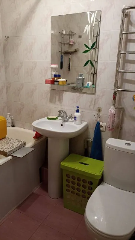 продам двухкомнатную квартиру 🌇донецк, площадь бакинских комиссаров (кольцо)📍 ✅общая квадратура: 44/30/6 кв. ✅не угловая ✅дом кирпичный. ✅этажность 5/5эт. ✅есть чердак, крыша шиферная, скатная. не течёт. окна пластиковые. балкон застеклён. 👍в квартире поменяна вся электропроводка, счётчик, ввод в квартиру: радиаторы ( биме. .. emoji>сантехника в идеальном состоянии квартира светлая, тёплая, уютная, продается с мебелью ❗️квартира расположена близко к центру, хорошая транспортная развязка. остановки в шаговой доступности. 👍из окна прекрасный вид на центр города.   📑документы внесены в росреестр, прописаных нет. собственник в городе. 💰цена : 4.700.000 ₽ 📲☎️+79496455686 подписаться | дать объявление - фотография - 7