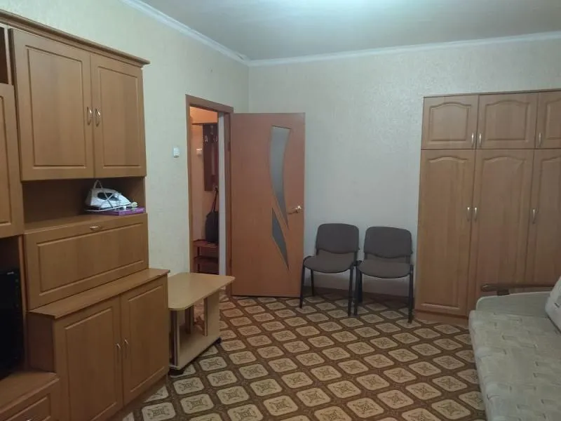 сдам однокомнатную квартиру 🌇донецк, в киевском районе по ул. батищева. 📍 ✅рядом шахтерская пл. , донецк сити, остановки, магазины и тд. ✅квартира расположена на 2-м этаже 10-этажного дома. ✅в квартире есть всё необходимое для комфортного проживания: кондиционер, телевизор, проведён интернет-кабель. также в распоряжении жильцов — стиральная машина и бойлер. 💦вода подаётся  по графику. 👍квартира в отличном состоянии, идеально подойдёт для одного человека. ищем аккуратных и ответственных жильцов — некурящих, без детей и животных. 💰цена 28 000 руб. 📲☎️+79490895300, 📲☎️+79493640374 подписаться | дать объявление - фотография - 2