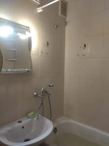 сдам однокомнатную квартиру 🌇донецк, в киевском районе по ул. батищева. 📍 ✅рядом шахтерская пл. , донецк сити, остановки, магазины и тд. ✅квартира расположена на 2-м этаже 10-этажного дома. ✅в квартире есть всё необходимое для комфортного проживания: кондиционер, телевизор, проведён интернет-кабель. также в распоряжении жильцов — стиральная машина и бойлер. 💦вода подаётся  по графику. 👍квартира в отличном состоянии, идеально подойдёт для одного человека. ищем аккуратных и ответственных жильцов — некурящих, без детей и животных. 💰цена 28 000 руб. 📲☎️+79490895300, 📲☎️+79493640374 подписаться | дать объявление - фотография - 3