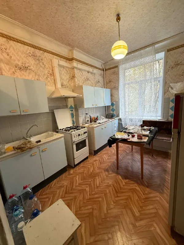 ☎️+79496455686 ☎️+79495059339 ✔️продажа квартиры в центре донецка ворошиловский район бульвар пушкина ❗️ лучшая локация города 🌆 2х комнатная сталинка 56 квадратов. ✔️высокие потолки ✔️квартира теплая ✔️толстые стены - кирпич ✔️вода 💦 согласно графику (колонка автомат). чистый подъезд отлично развита инфраструктура ❗️ ✔️документы готовы ключи 🔑 в агентстве ☎️+79496455686 ☎️+79495059339 цена 6.000.000 торг есть 👌 - фотография - 4