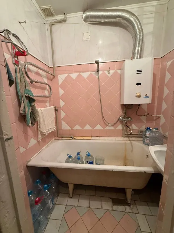 ☎️+79496455686 ☎️+79495059339 ✔️продажа квартиры в центре донецка ворошиловский район бульвар пушкина ❗️ лучшая локация города 🌆 2х комнатная сталинка 56 квадратов. ✔️высокие потолки ✔️квартира теплая ✔️толстые стены - кирпич ✔️вода 💦 согласно графику (колонка автомат). чистый подъезд отлично развита инфраструктура ❗️ ✔️документы готовы ключи 🔑 в агентстве ☎️+79496455686 ☎️+79495059339 цена 6.000.000 торг есть 👌 - фотография - 6