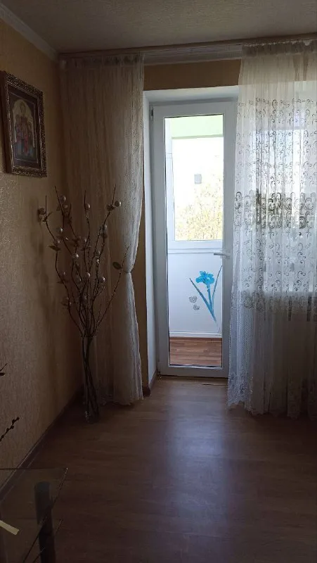 продажа 2-х комнатной квартиры, площадь бакинских комиссаров(кольцо) ☎️+79496455686 ☎️+79495059339 📌общая квадратура: 44/30/6 кв. 📌не угловая 📌дом кирпичный. 📌5/5эт. 📌есть чердак, крыша шиферная, скатная. не течёт. окна пластиковые. балкон застеклён. 📍в квартире поменяна вся электропроводка, счётчик, ввод в квартиру. 📍радиаторы ( биметалл италия, трубы отопления. 📍колонка газовая  📍свежий ремонт. полы в комнатах - ламинат, в кухне и прихожей - линолеум. 📍сантехника в идеальном состоянии квартира светлая, тёплая, уютная, продается с мебелью квартира расположена близко к центру, хорошая транспортная развязка. остановки в шаговой доступности. из окна прекрасный вид на центр города.   документы внесены в росреестр, прописаных нет. собственник в городе. ☎️+79496455686 цена : 4.700. 000💰 - фотография - 4