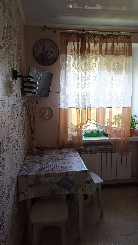 продажа 2-х комнатной квартиры, площадь бакинских комиссаров(кольцо) ☎️+79496455686 ☎️+79495059339 📌общая квадратура: 44/30/6 кв. 📌не угловая 📌дом кирпичный. 📌5/5эт. 📌есть чердак, крыша шиферная, скатная. не течёт. окна пластиковые. балкон застеклён. 📍в квартире поменяна вся электропроводка, счётчик, ввод в квартиру. 📍радиаторы ( биметалл италия, трубы отопления. 📍колонка газовая  📍свежий ремонт. полы в комнатах - ламинат, в кухне и прихожей - линолеум. 📍сантехника в идеальном состоянии квартира светлая, тёплая, уютная, продается с мебелью квартира расположена близко к центру, хорошая транспортная развязка. остановки в шаговой доступности. из окна прекрасный вид на центр города.   документы внесены в росреестр, прописаных нет. собственник в городе. ☎️+79496455686 цена : 4.700. 000💰 - фотография - 6