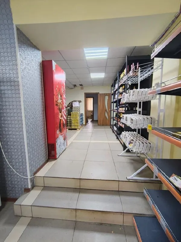 💥аренда помещения 📍ул. артема, шахтерская площадь. встроенное помещение на 1м этаже жилого дома с отдельным входом с ул. артёма. общая площадь 100кв. м. планировка помещения: два торговых зала, комната персонала, подсобное помещение. в помещении есть пожарная и охранная сигнализация. автономное газовое отопление. вода по графику есть всегда. помещение хорошо просматривается с проезжей части, расположено рядом с остановками и жилым массивом. цена аренды: 120 000 рублей в месяц+ комм. услуги ☎️тел: + 79494991069 ( whatsapp, тelegram, viber) ✅подписывайтесь на нас, и будь в курсе событий на рынке недвижимости: https://vk. com/club112971253 - фотография - 2