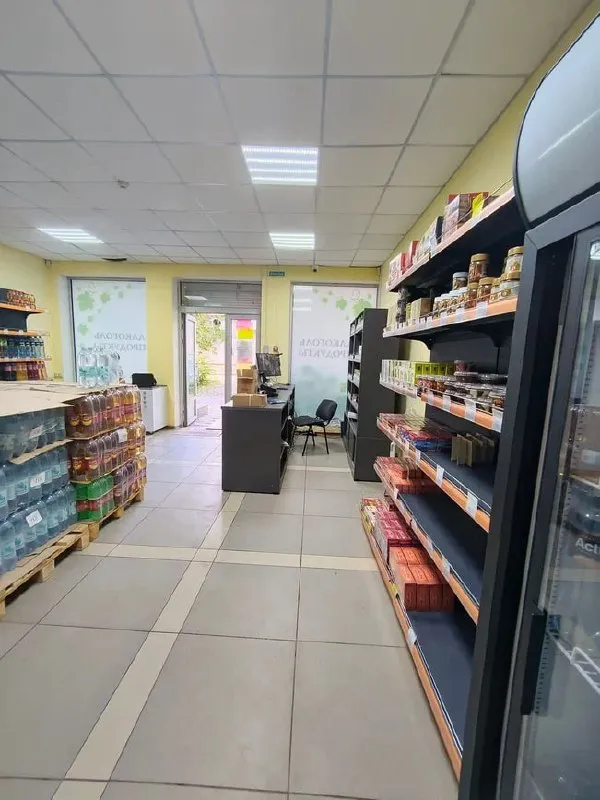 💥аренда помещения 📍ул. артема, шахтерская площадь. встроенное помещение на 1м этаже жилого дома с отдельным входом с ул. артёма. общая площадь 100кв. м. планировка помещения: два торговых зала, комната персонала, подсобное помещение. в помещении есть пожарная и охранная сигнализация. автономное газовое отопление. вода по графику есть всегда. помещение хорошо просматривается с проезжей части, расположено рядом с остановками и жилым массивом. цена аренды: 120 000 рублей в месяц+ комм. услуги ☎️тел: + 79494991069 ( whatsapp, тelegram, viber) ✅подписывайтесь на нас, и будь в курсе событий на рынке недвижимости: https://vk. com/club112971253 - фотография - 3