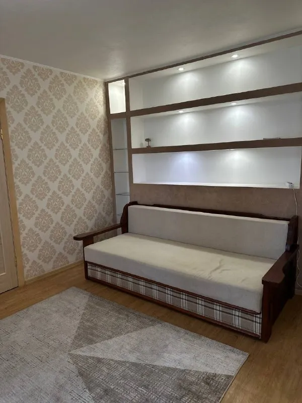 продажа, ворошиловский район, евро-двушка, пр. ватутина 22, 5/5 стоимость 6 млн (торг уместен) продается квартира прямо в центре города! в шаговой доступности: парк кованых фигур, бульвар пушкина, администрация города и тд. окна выходят во двор, вид на кинотеатр звездочка и гостиница дружба. остановка рядом, удобная транспортная развязка. рядом множество супермаркетов, магазинов, кофейни, заведения и развлечения, учебные заведения. панорамный балкон с теплым полом, освещением и местом для хранения. санузел совмещен с ванной, есть стиральная машинка, большое зеркало, бойлер, пол плитка. кухня совмещена с гостиной, пол ламинат. перепланировка узаконена. встроенные полки с подсветкой над диваном. диван раскладывается, сделан из дуба, внутри есть место для хранения вещей. кухня выполнена на заказ, встроенная техника: микроволновая печь, электрическая духовка, газовая плита, холодильник, газовая колонка. установлен кондиционер. вся техника в рабочем состоянии. в спальне имеется кожаная кровать, прикроватные тумбы, роутер. имеется гардеробная. угловая комната утеплена. пластиковые окна. площадь : 43,7 быстрая сделка. документы готовы, прописанных нет. +79493478382 телеграмм - фотография - 3