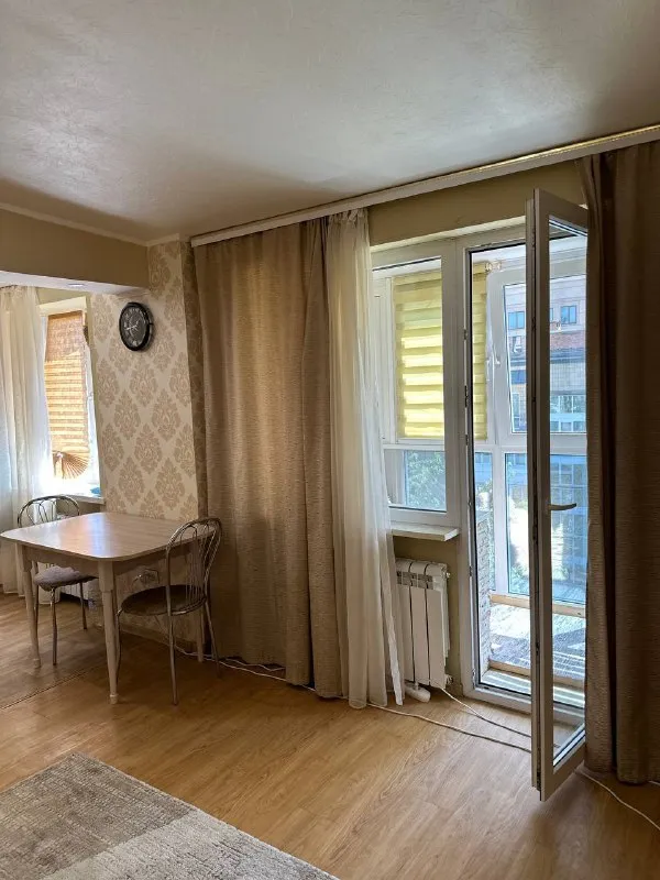 продажа, ворошиловский район, евро-двушка, пр. ватутина 22, 5/5 стоимость 6 млн (торг уместен) продается квартира прямо в центре города! в шаговой доступности: парк кованых фигур, бульвар пушкина, администрация города и тд. окна выходят во двор, вид на кинотеатр звездочка и гостиница дружба. остановка рядом, удобная транспортная развязка. рядом множество супермаркетов, магазинов, кофейни, заведения и развлечения, учебные заведения. панорамный балкон с теплым полом, освещением и местом для хранения. санузел совмещен с ванной, есть стиральная машинка, большое зеркало, бойлер, пол плитка. кухня совмещена с гостиной, пол ламинат. перепланировка узаконена. встроенные полки с подсветкой над диваном. диван раскладывается, сделан из дуба, внутри есть место для хранения вещей. кухня выполнена на заказ, встроенная техника: микроволновая печь, электрическая духовка, газовая плита, холодильник, газовая колонка. установлен кондиционер. вся техника в рабочем состоянии. в спальне имеется кожаная кровать, прикроватные тумбы, роутер. имеется гардеробная. угловая комната утеплена. пластиковые окна. площадь : 43,7 быстрая сделка. документы готовы, прописанных нет. +79493478382 телеграмм - фотография - 4