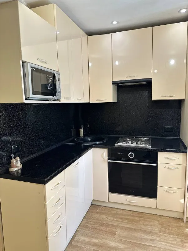 продажа, ворошиловский район, евро-двушка, пр. ватутина 22, 5/5 стоимость 6 млн (торг уместен) продается квартира прямо в центре города! в шаговой доступности: парк кованых фигур, бульвар пушкина, администрация города и тд. окна выходят во двор, вид на кинотеатр звездочка и гостиница дружба. остановка рядом, удобная транспортная развязка. рядом множество супермаркетов, магазинов, кофейни, заведения и развлечения, учебные заведения. панорамный балкон с теплым полом, освещением и местом для хранения. санузел совмещен с ванной, есть стиральная машинка, большое зеркало, бойлер, пол плитка. кухня совмещена с гостиной, пол ламинат. перепланировка узаконена. встроенные полки с подсветкой над диваном. диван раскладывается, сделан из дуба, внутри есть место для хранения вещей. кухня выполнена на заказ, встроенная техника: микроволновая печь, электрическая духовка, газовая плита, холодильник, газовая колонка. установлен кондиционер. вся техника в рабочем состоянии. в спальне имеется кожаная кровать, прикроватные тумбы, роутер. имеется гардеробная. угловая комната утеплена. пластиковые окна. площадь : 43,7 быстрая сделка. документы готовы, прописанных нет. +79493478382 телеграмм - фотография - 5