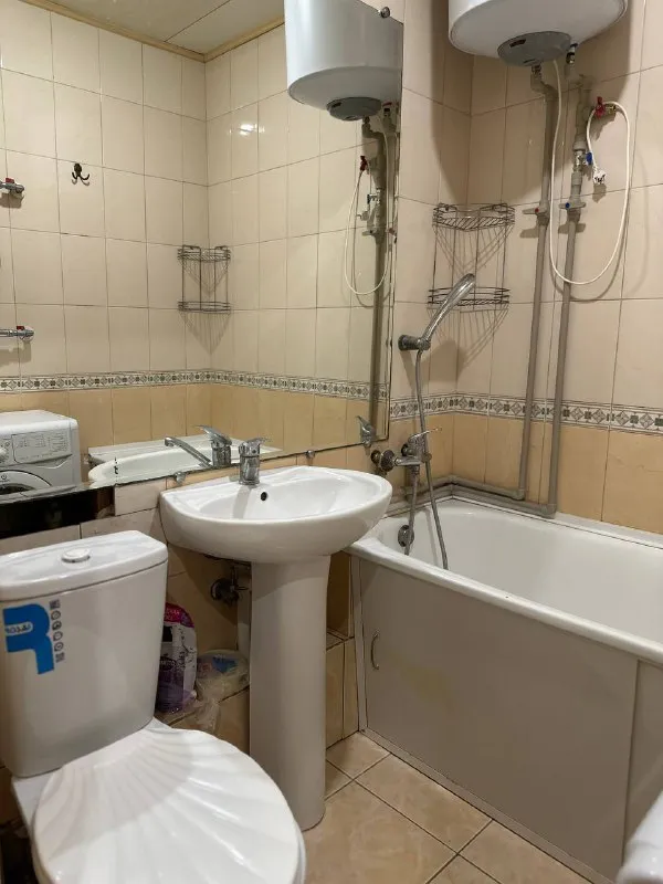 продажа, ворошиловский район, евро-двушка, пр. ватутина 22, 5/5 стоимость 6 млн (торг уместен) продается квартира прямо в центре города! в шаговой доступности: парк кованых фигур, бульвар пушкина, администрация города и тд. окна выходят во двор, вид на кинотеатр звездочка и гостиница дружба. остановка рядом, удобная транспортная развязка. рядом множество супермаркетов, магазинов, кофейни, заведения и развлечения, учебные заведения. панорамный балкон с теплым полом, освещением и местом для хранения. санузел совмещен с ванной, есть стиральная машинка, большое зеркало, бойлер, пол плитка. кухня совмещена с гостиной, пол ламинат. перепланировка узаконена. встроенные полки с подсветкой над диваном. диван раскладывается, сделан из дуба, внутри есть место для хранения вещей. кухня выполнена на заказ, встроенная техника: микроволновая печь, электрическая духовка, газовая плита, холодильник, газовая колонка. установлен кондиционер. вся техника в рабочем состоянии. в спальне имеется кожаная кровать, прикроватные тумбы, роутер. имеется гардеробная. угловая комната утеплена. пластиковые окна. площадь : 43,7 быстрая сделка. документы готовы, прописанных нет. +79493478382 телеграмм - фотография - 6