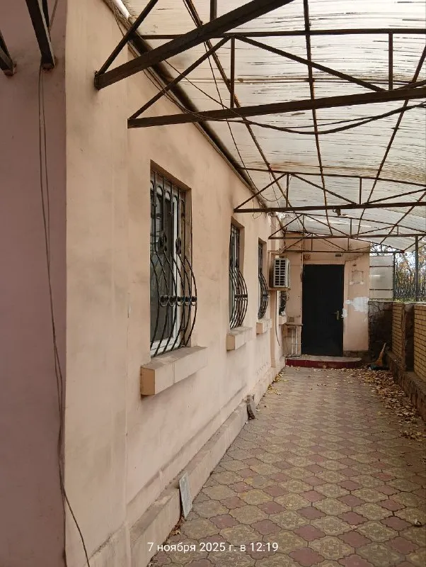 аренда дома на стройдетали (г. донецк), ор-р ул. шахтинская (рядом покровский рынок, храм). три комнаты, кухня, удобства, индивидуальное газовое отопление. вода постоянно. приятное состояние. участок 2 сотки, заезд авто. цена 90 000руб. ан анна +7 949 470 04 83 (феникс), +7 949 796 89 69 (миранда). - фотография - 2